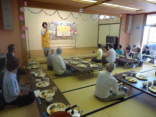 写真：ふれあい食事会の様子