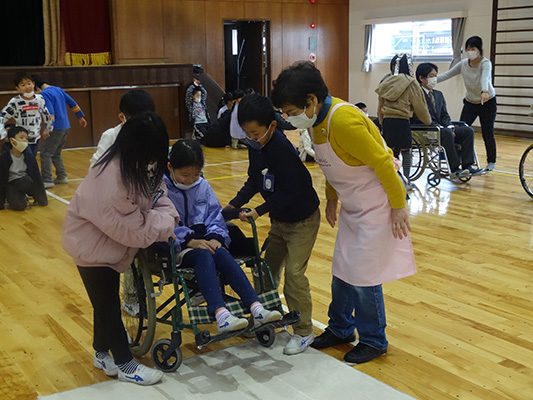 写真：福祉実践教室の様子