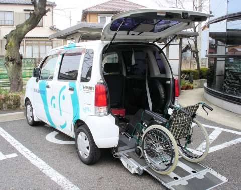 写真:福祉車両が車椅子を積んでいる